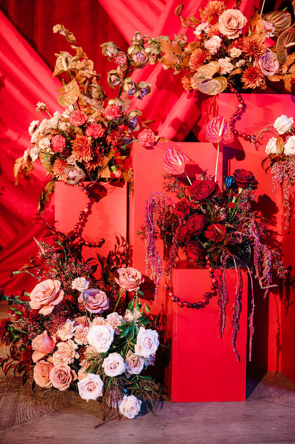 01.monochromatic-red-event-gala-dinner-social-event-modern-vintage-events