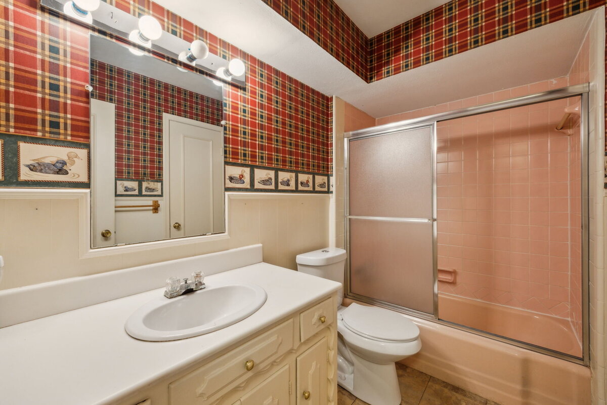 14214_edgecrest_dr_dallas_tx_guest_bathroom_-vintage_duck_wallpaper_and_pink_tile_tub-_haven_realty_group