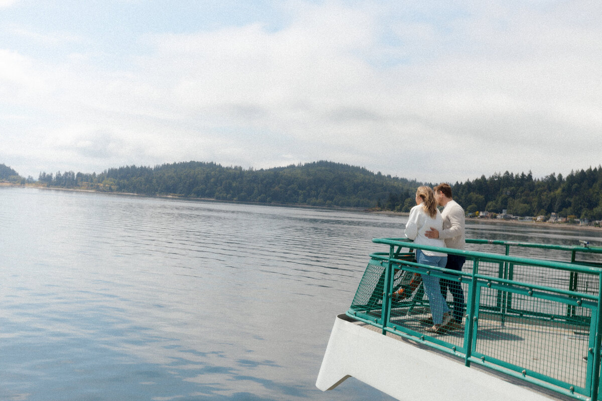 SeattleFerryCouplesPhotography123