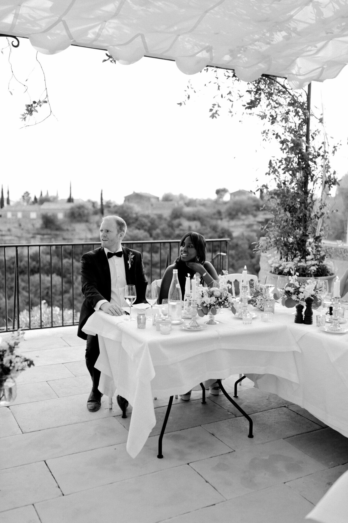 161_Provence_Luxury_Wedding_Photographer (190 von 235)_Provence Luxury Wedding Photographer. A timeless and elegant destination wedding at La Bastide de Gordes captured by luxury wedding photographer Flora and Grace.