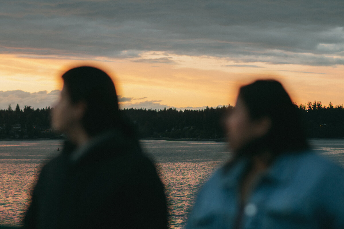 couples-session-seattle-ferry-jennifer-moreno-photography-documentary-style-washington