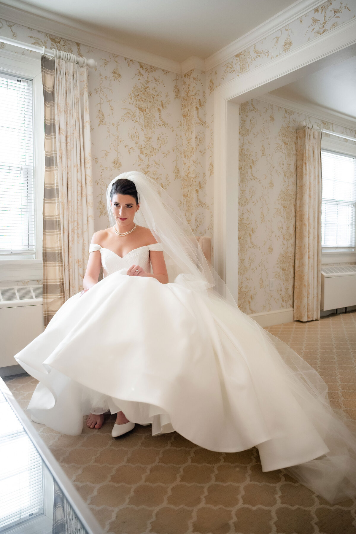 bride reading a note inside the suite at the pittsburgh golf club