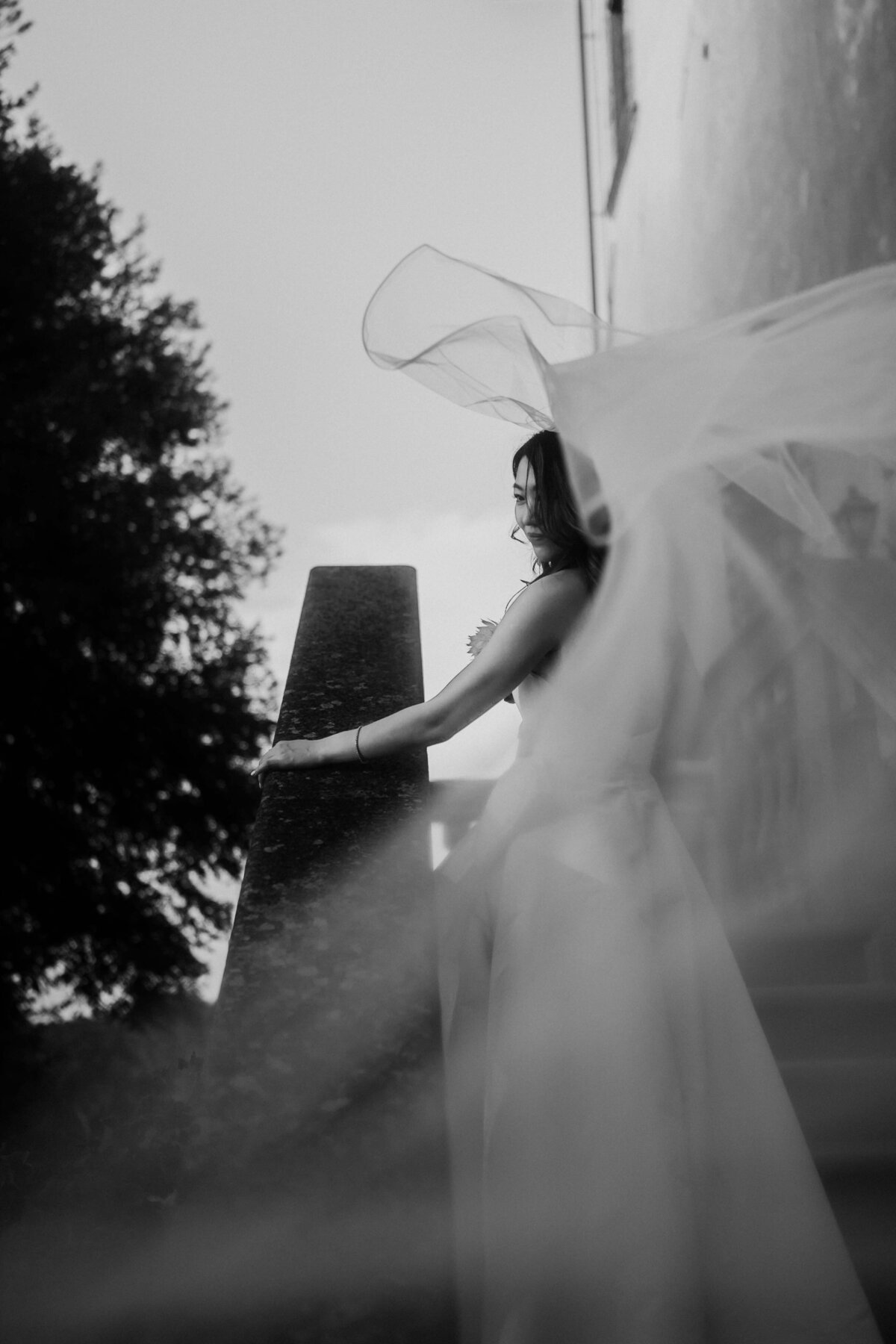 modern wedding photography sophisticated bride with the veil at villa mangiacane