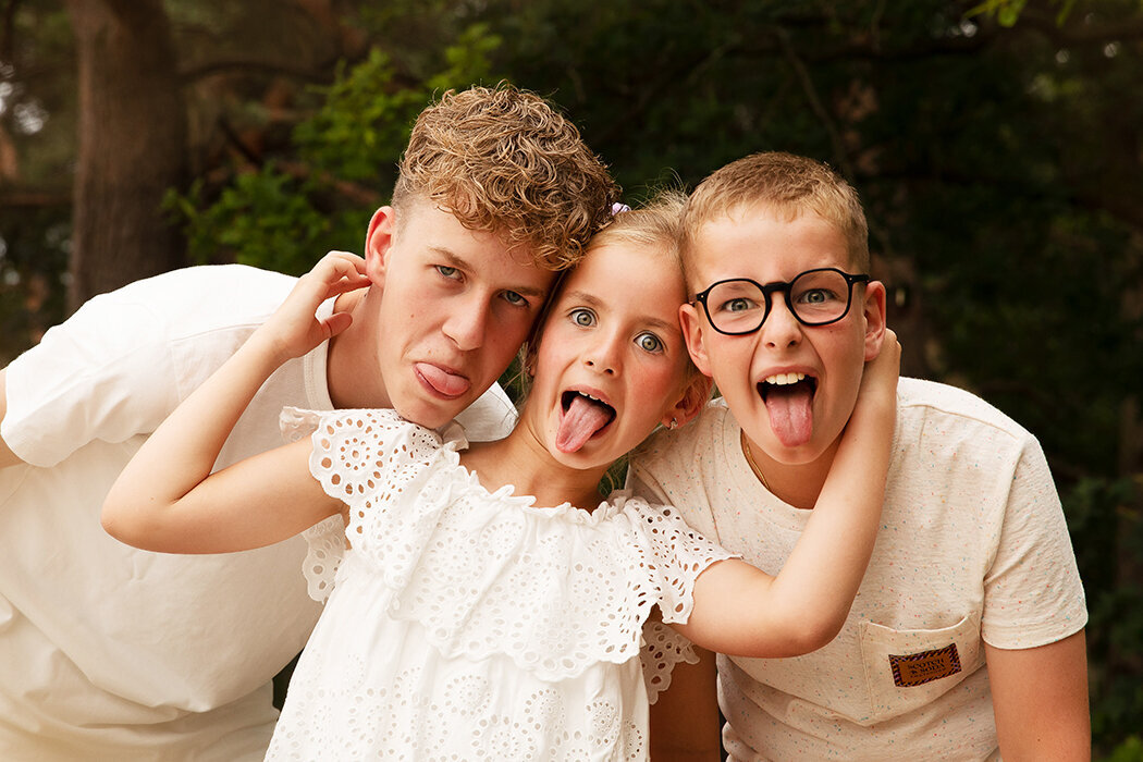 Broers en zus, familiefotograaf brabant, foto met humor, gekke bekkenfoto
