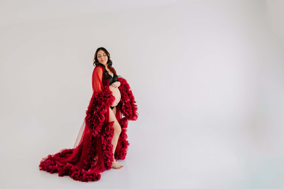 maternity photo in Joplin MO of pregnant mom holding baby bump
