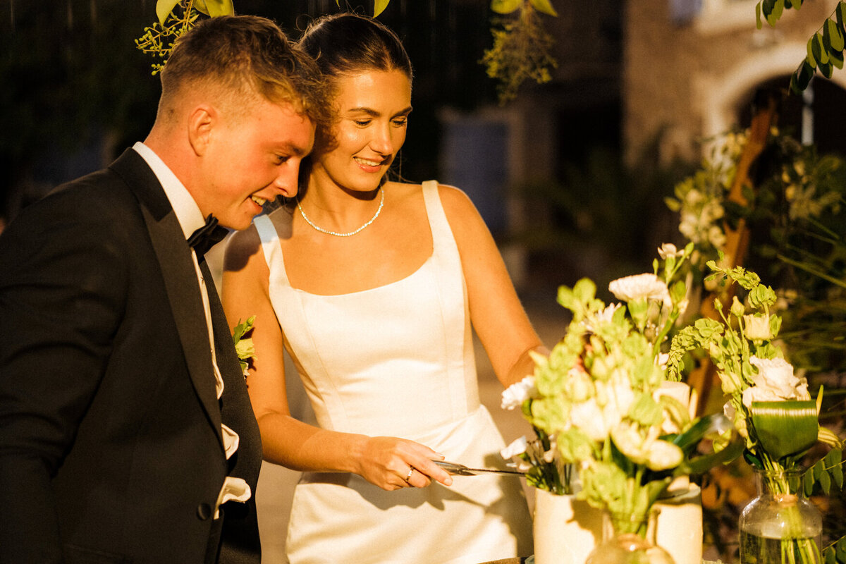 wedding-cake-cutting-and-champagne-french-chateau4