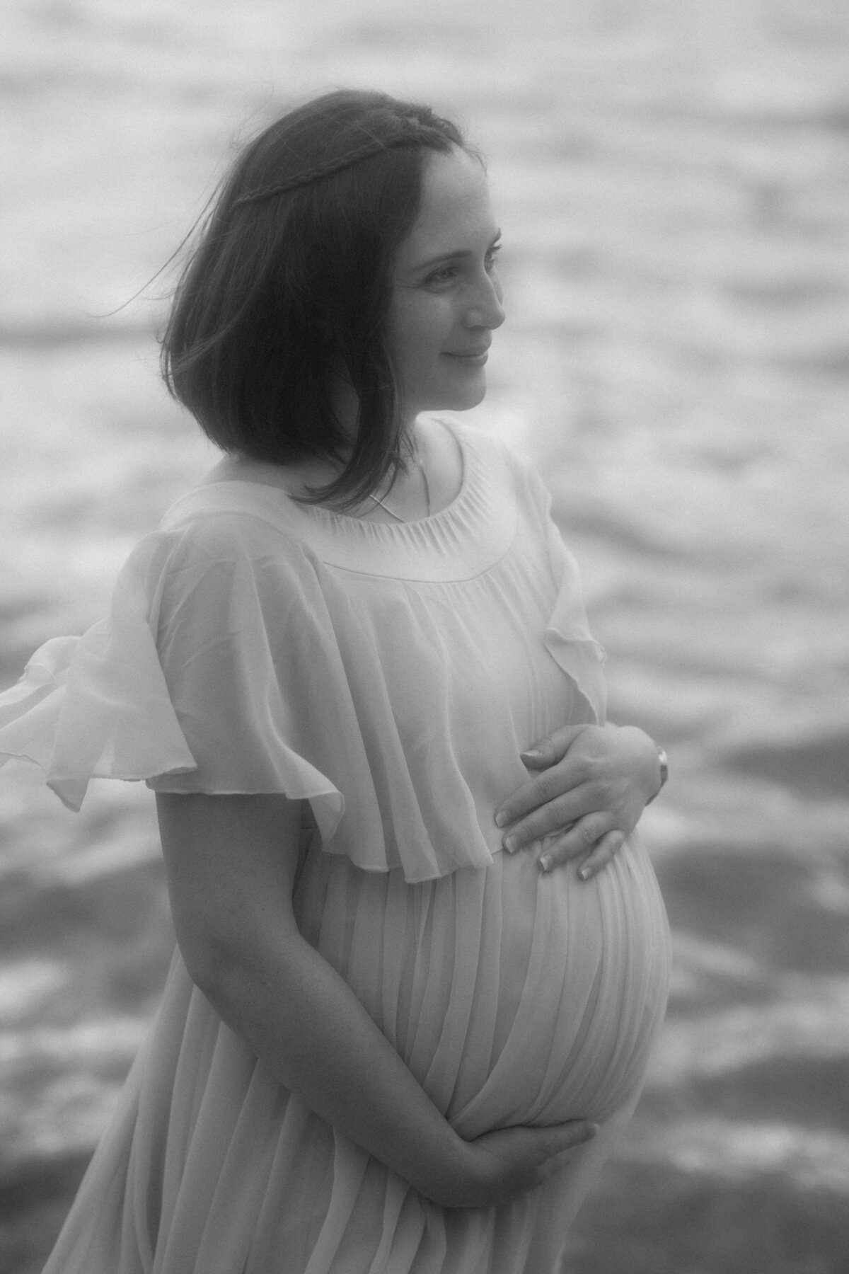 Maternity photography in black and white at a sea.