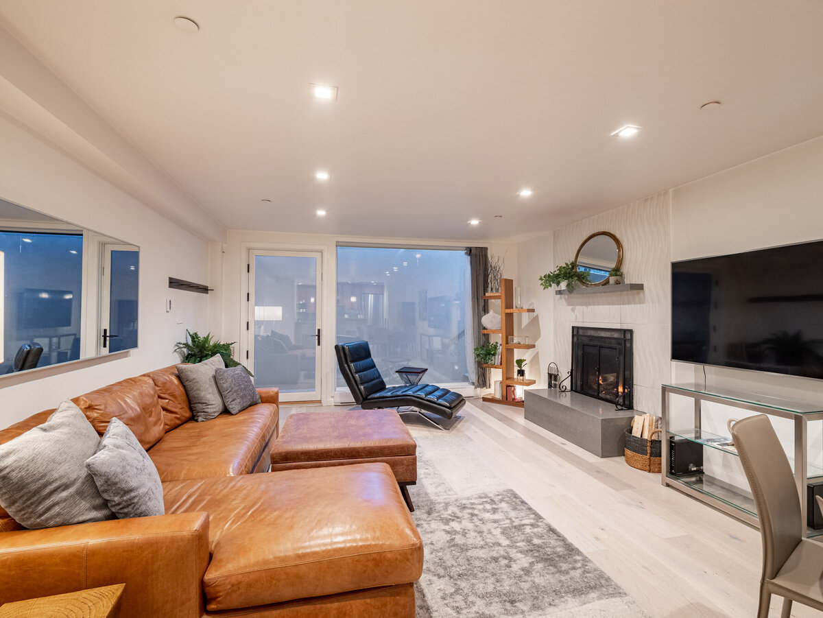4 LIVING ROOM