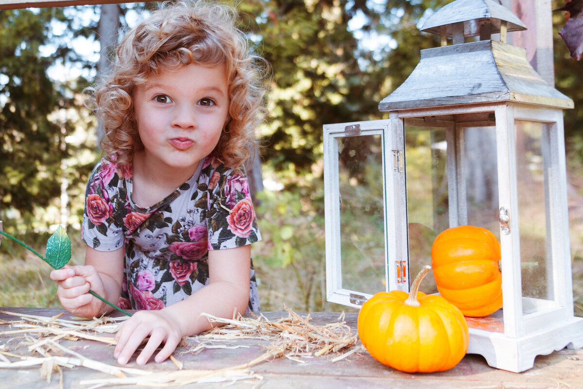 Hayley at pumpkin stand-1