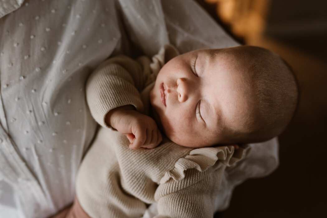 Heerlijke newbornshoot in en rondom het huis. Samen knuffelen, spelen, flesje geven en buiten de dieren eten geven.