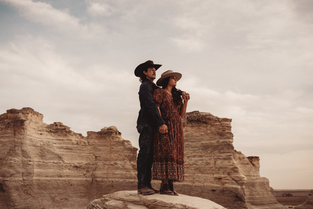 monument-rocks-engagement-session-Native-Roaming-Photography-15