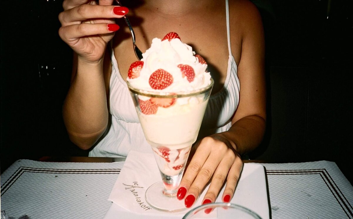 strawberry-sundae-dessert-red-nails-paris-cafe