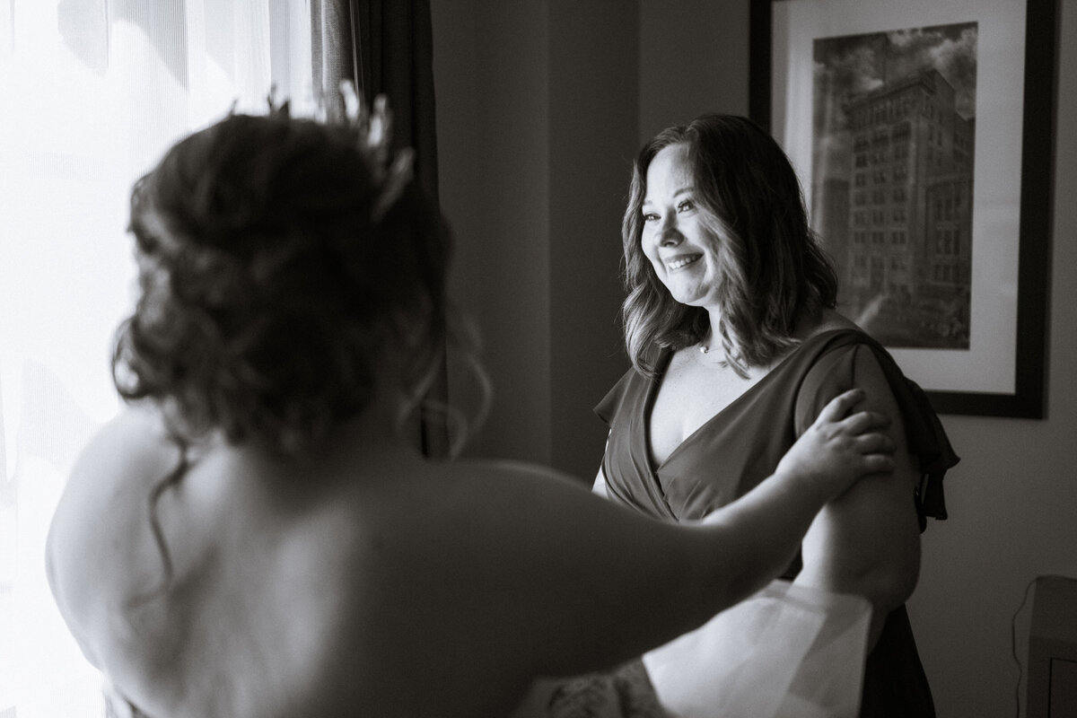 bride-and-sister-moment