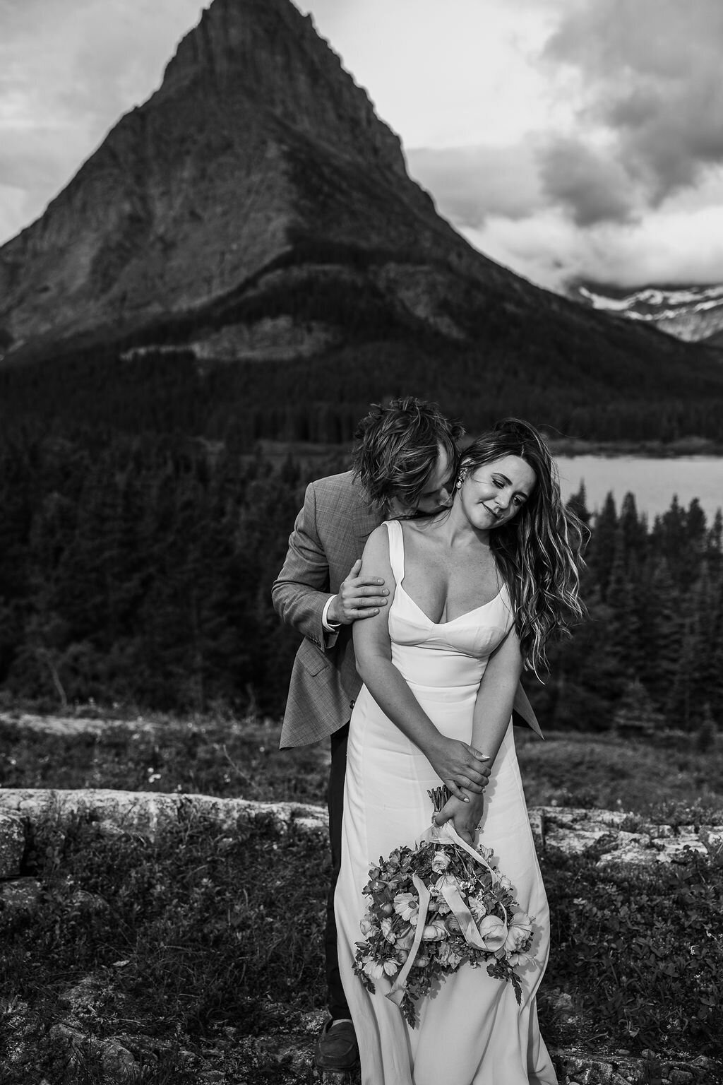 glaciernationalpark-elopement-mountainelopement-mountainadventures-elopement-manyglacierelopement-manyglacier-24