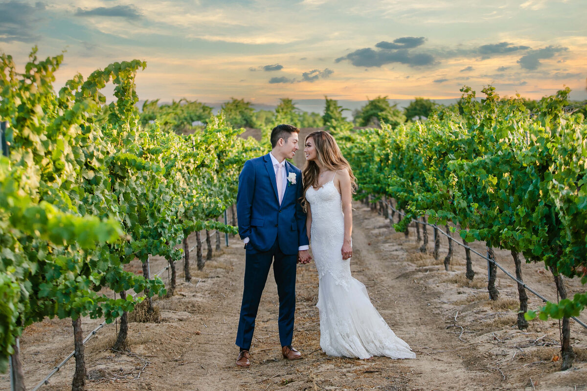 temecula-vineyard-wedding-photo-bride-groom-sunset