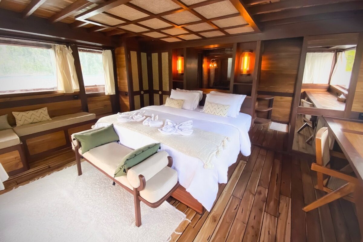 Senja Luxury Yacht Charter Indonesia _lowdef_master cabin_landscape 1