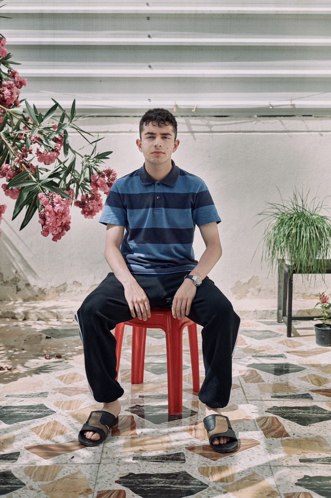 An actor’s on-location portrait, framed with storytelling intent.