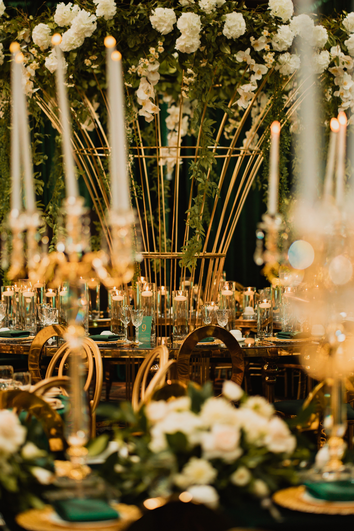 emerald-green-gold-reception-florals-centrepieces-greenery-donut-table