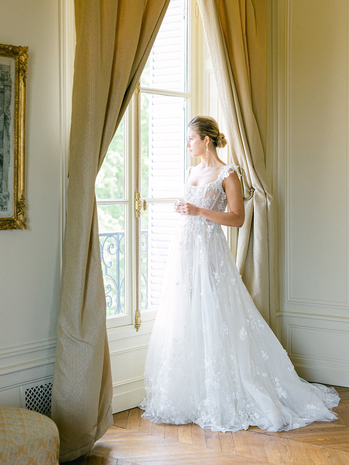 la mariée devant la fenêtre