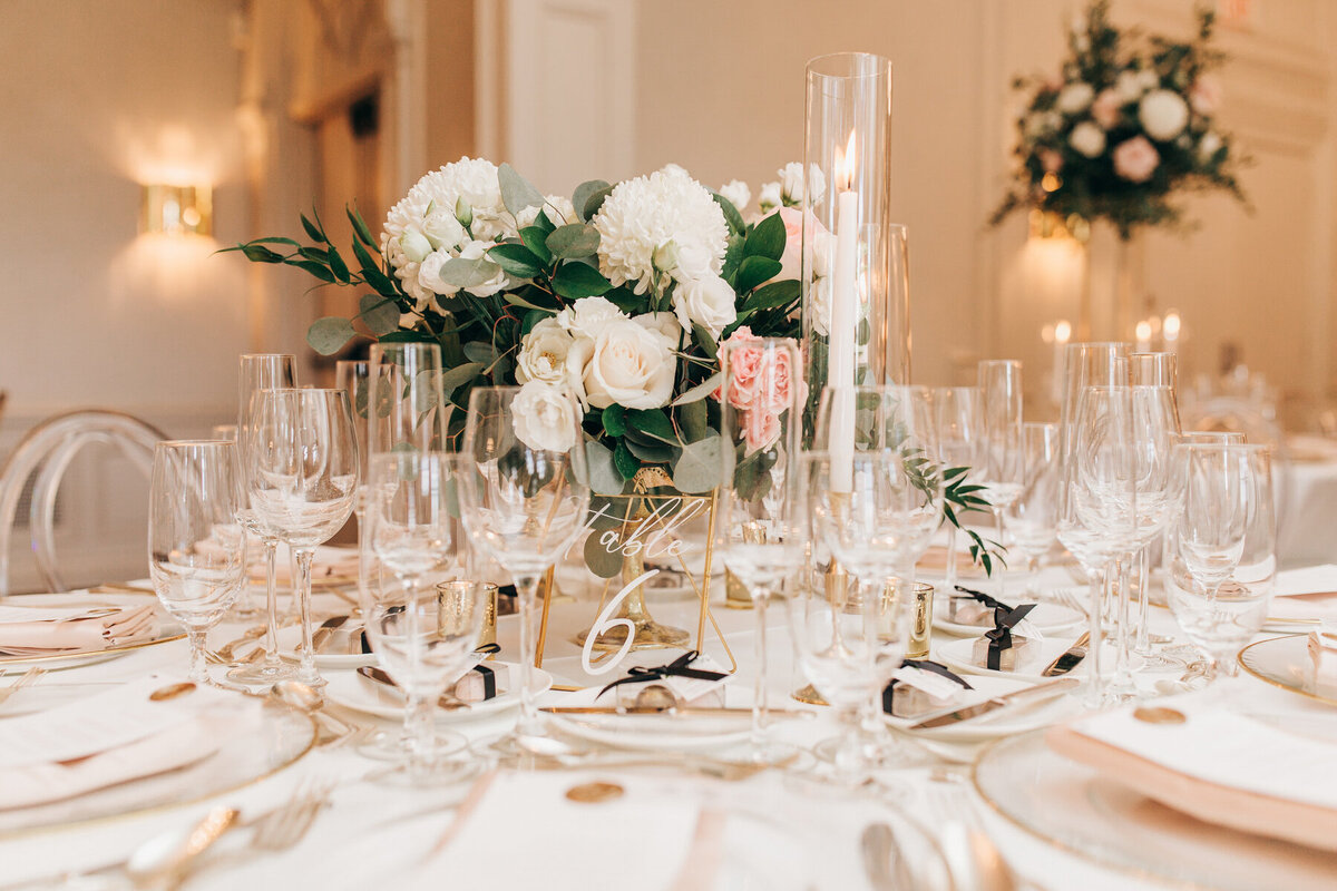 Chic wedding dinner decor with white roses and chrysanthemums