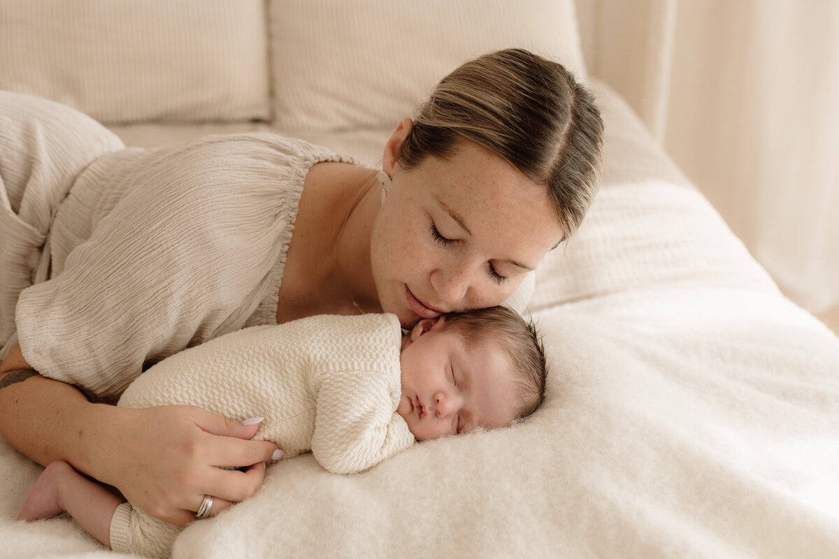 newborn fotograaf - gezinsfotograaf - zwangerschapsfotografie - videograaf - Sint-Niklaas - Pictures by Jess - Mama en baby shoot