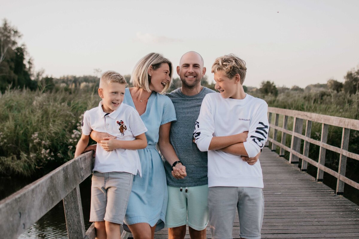familieshoot-bij-water-golden-hour-emotie-Leukfotografie-4