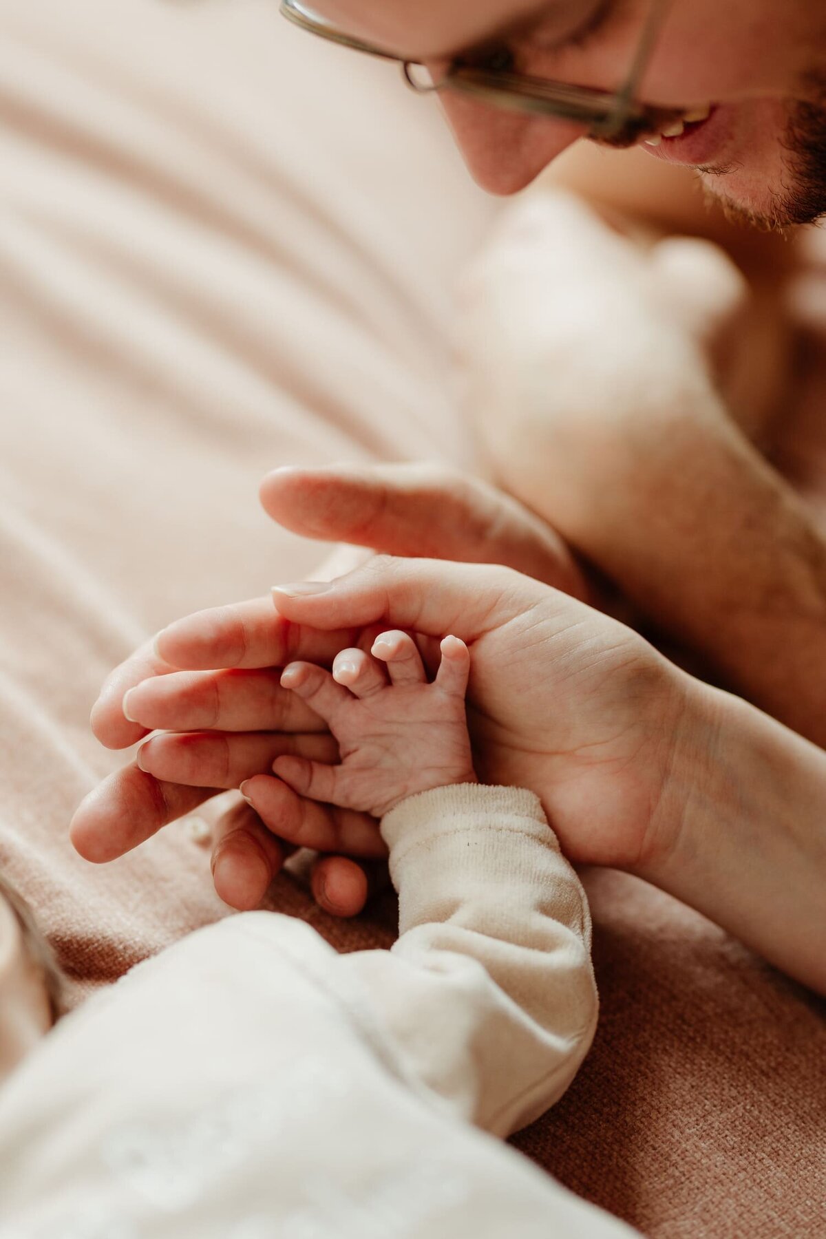 Irene-seance-naissance-rhone-mains