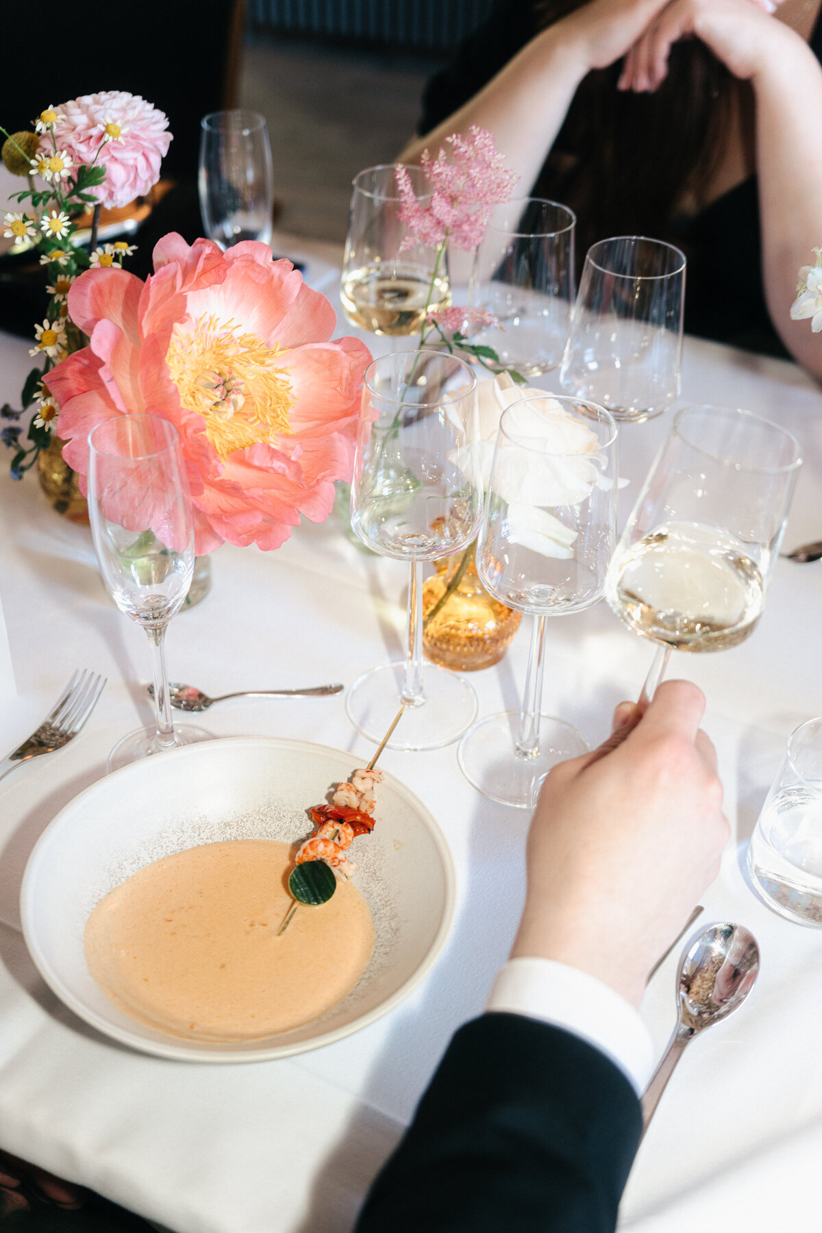 pyry-kantonen-021-wedding-dinner-table-with-huge-flowers