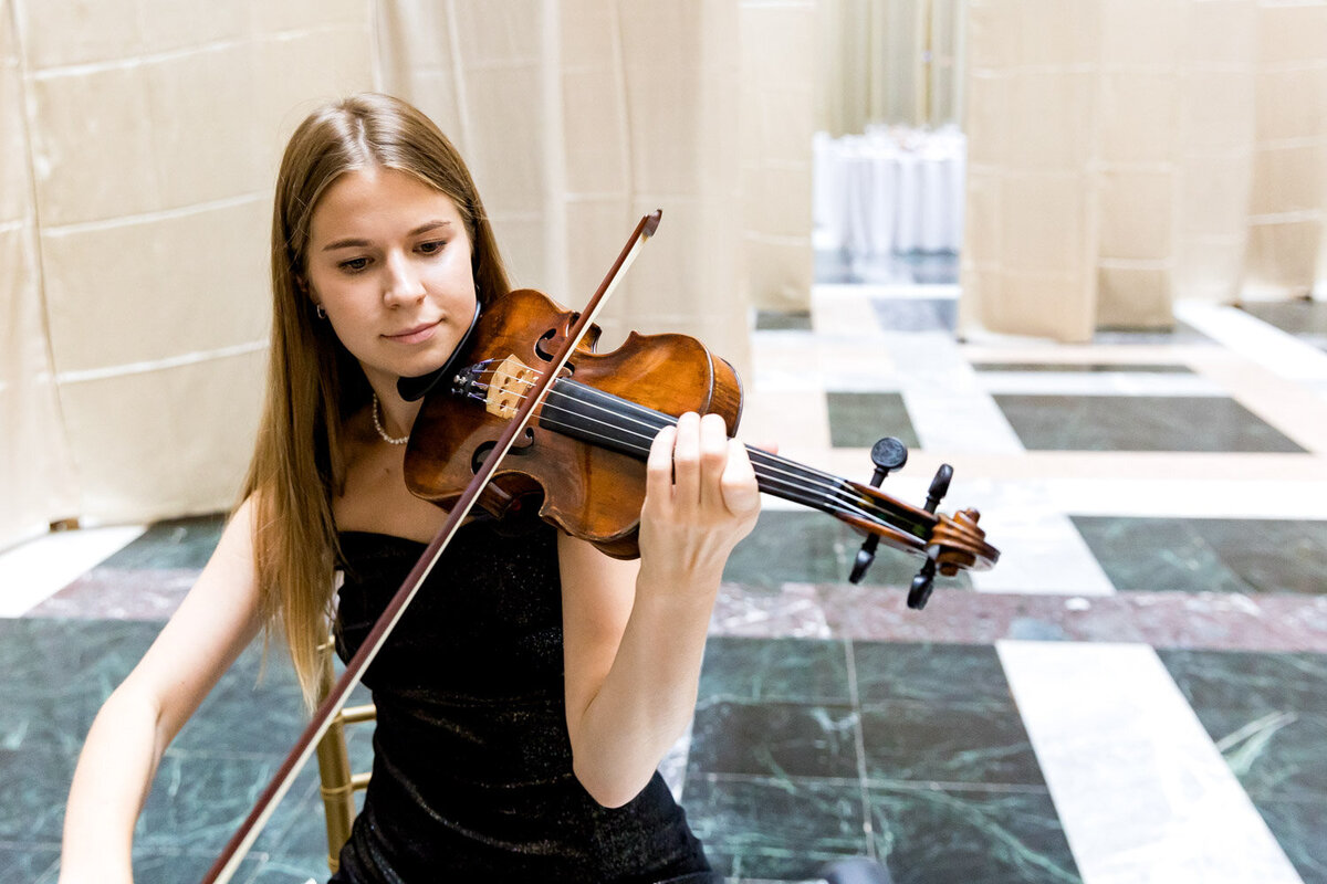 Violin musician of Elegance Quartet 