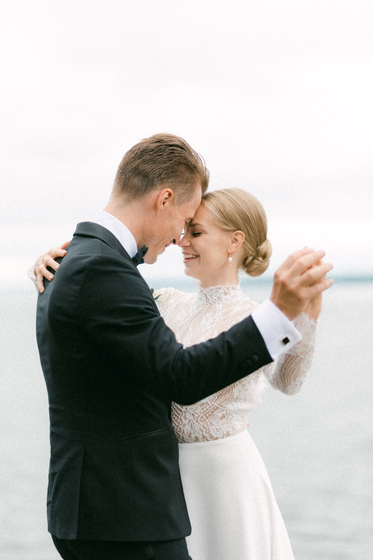 A wedding couple dancing during their photoshoot with wedding photographer Hannika Gabrielsson.