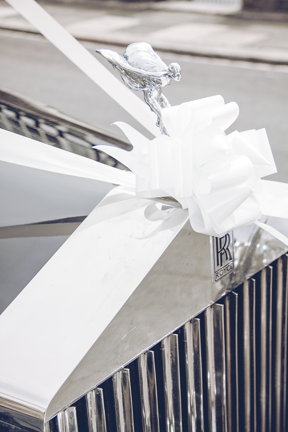 pro-story-photography_close-up-of-rolls-royce_falcon-white-ribbon_mannamead_plymouth_devon