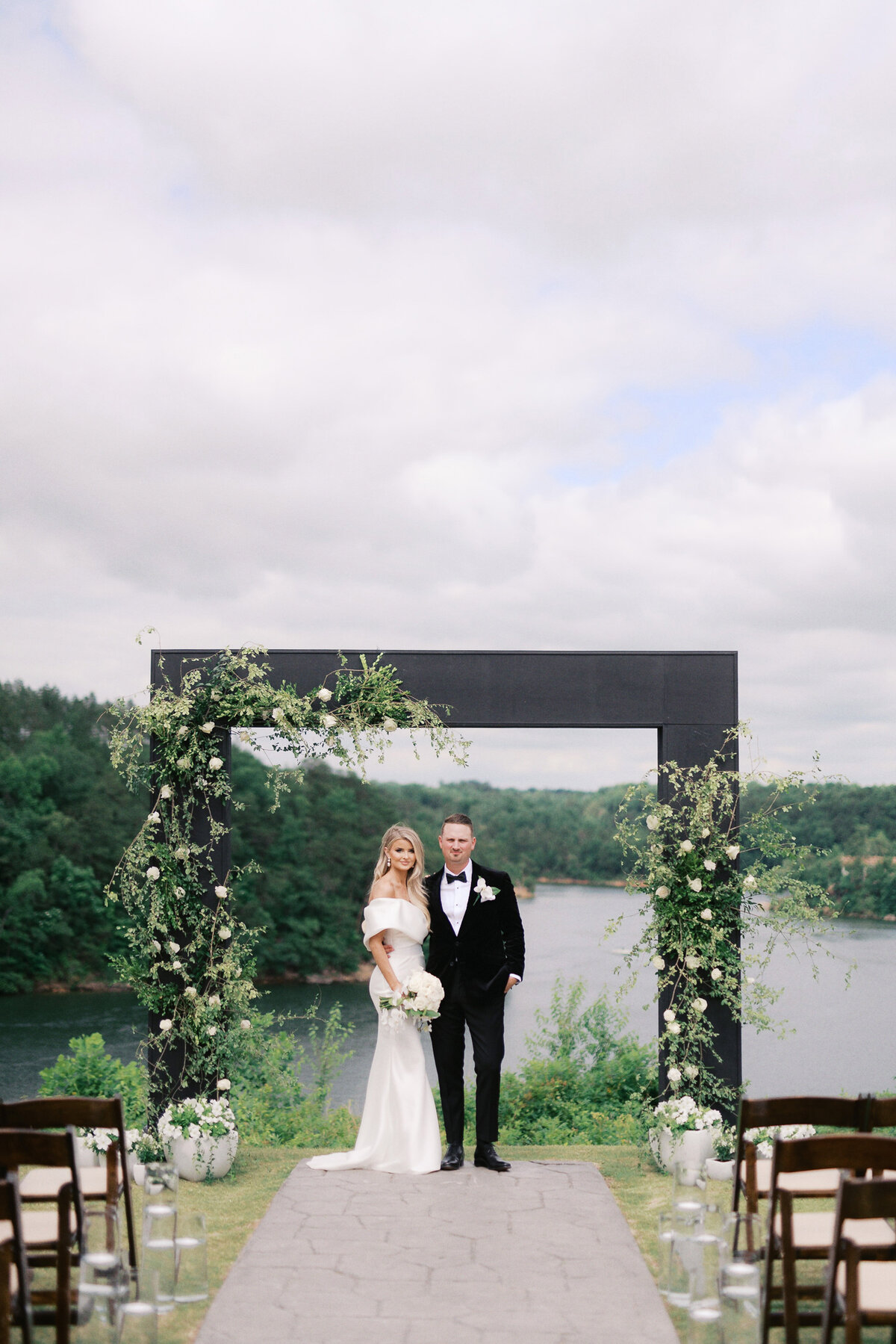 Barn at Smith Lake Wedding Photographer-49