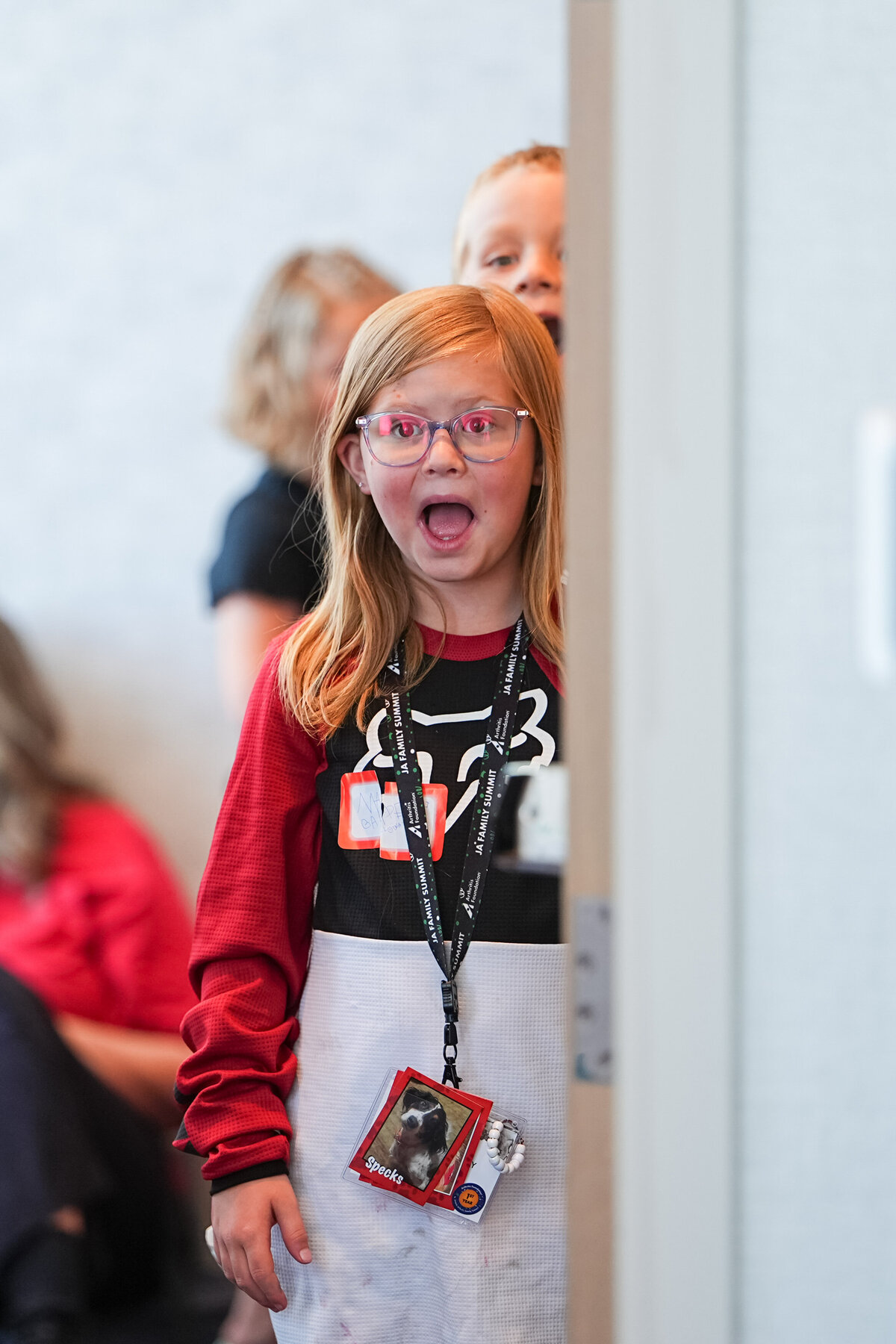 kansas-city-event-photography-0284-child-smiling-around-corner