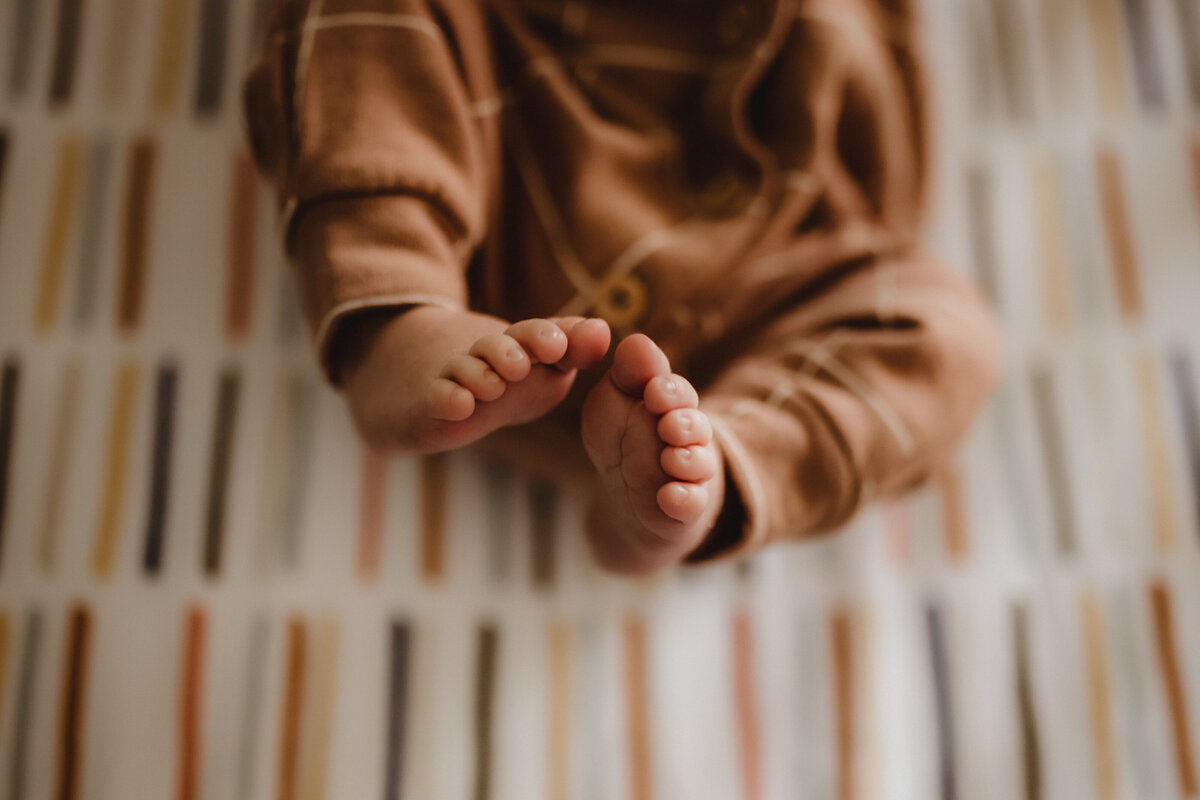 IN HOME NEWBORN LIFESTYLE SESSION IN CRIB