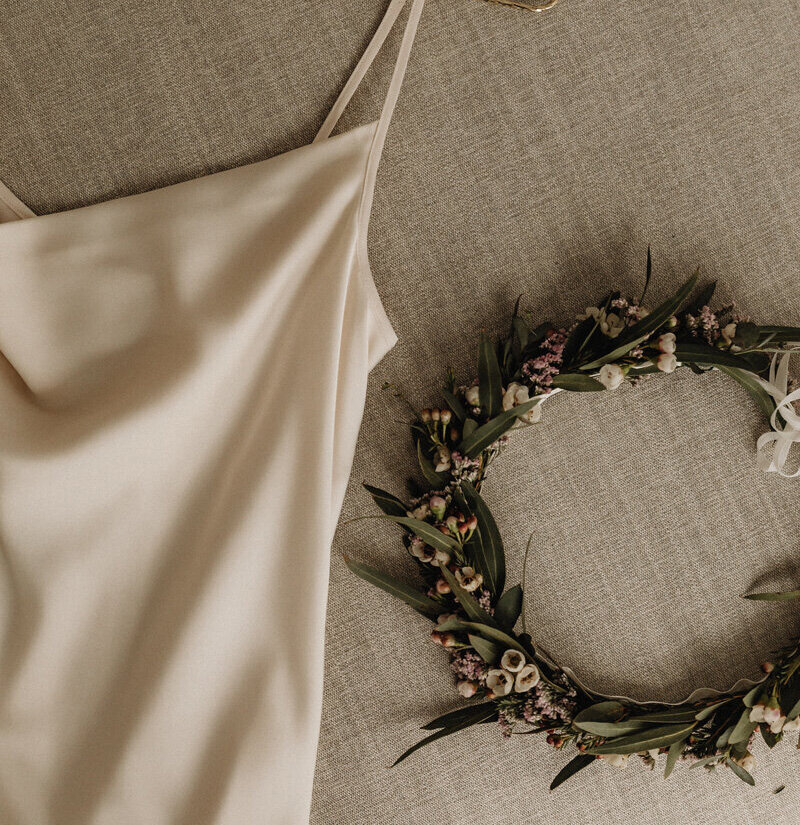 kaboompics_satin-wedding-dress-head-garland-of-fresh-flowers-31907 (1)