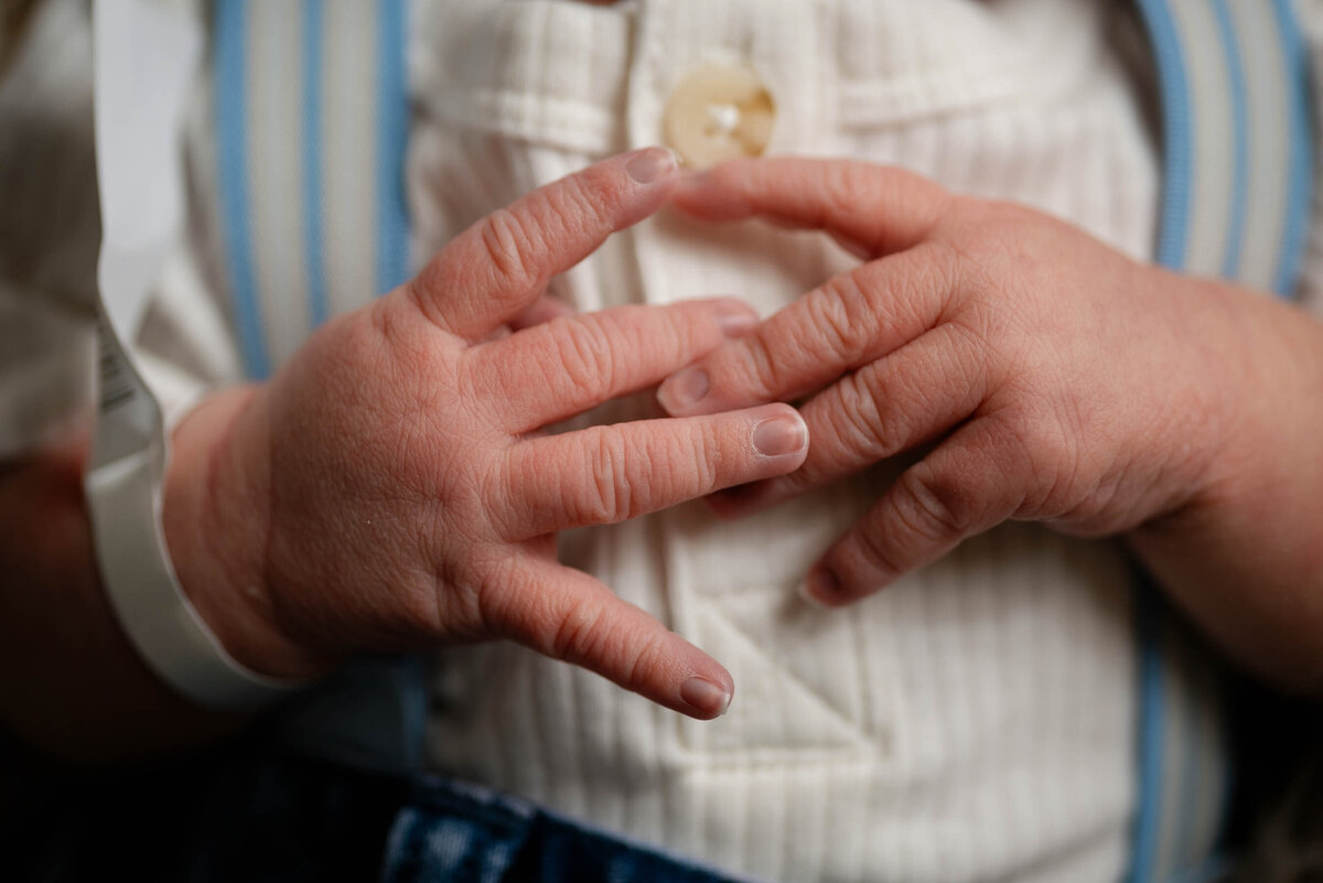 newborn-photography-baby-hands