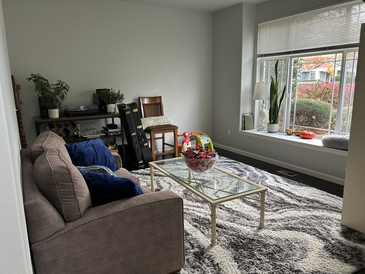 occupied-home-staging-snohomish-county-living-room-before-modernmollusk-1