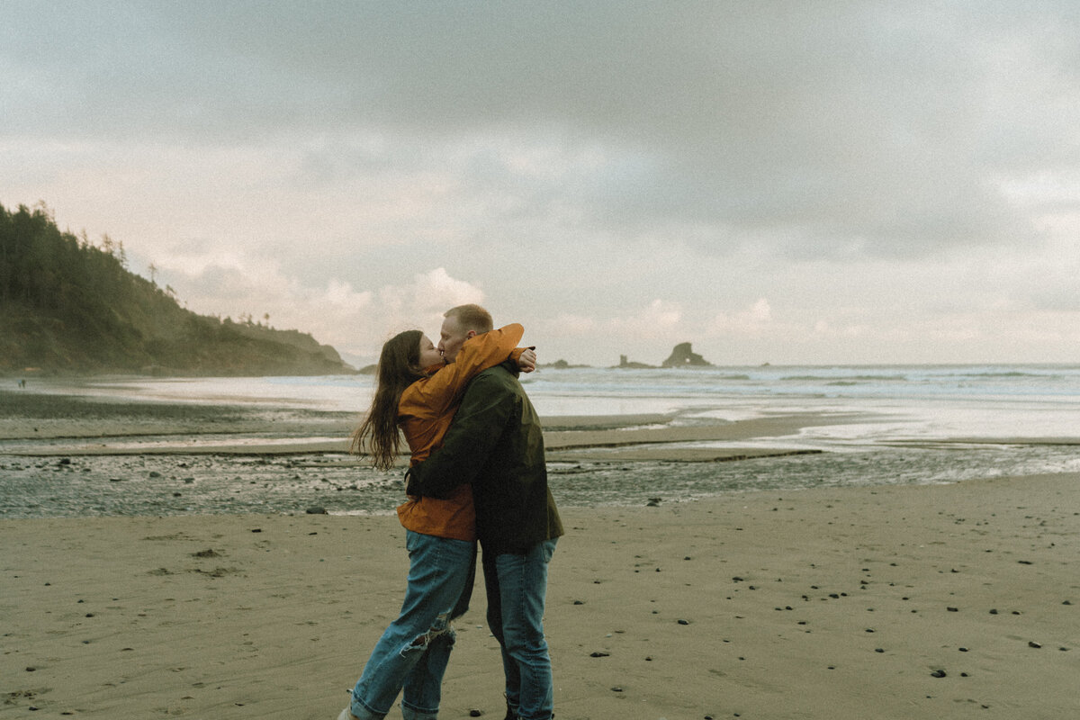 Oregon Coast Couples - lizarrietaphotography-40