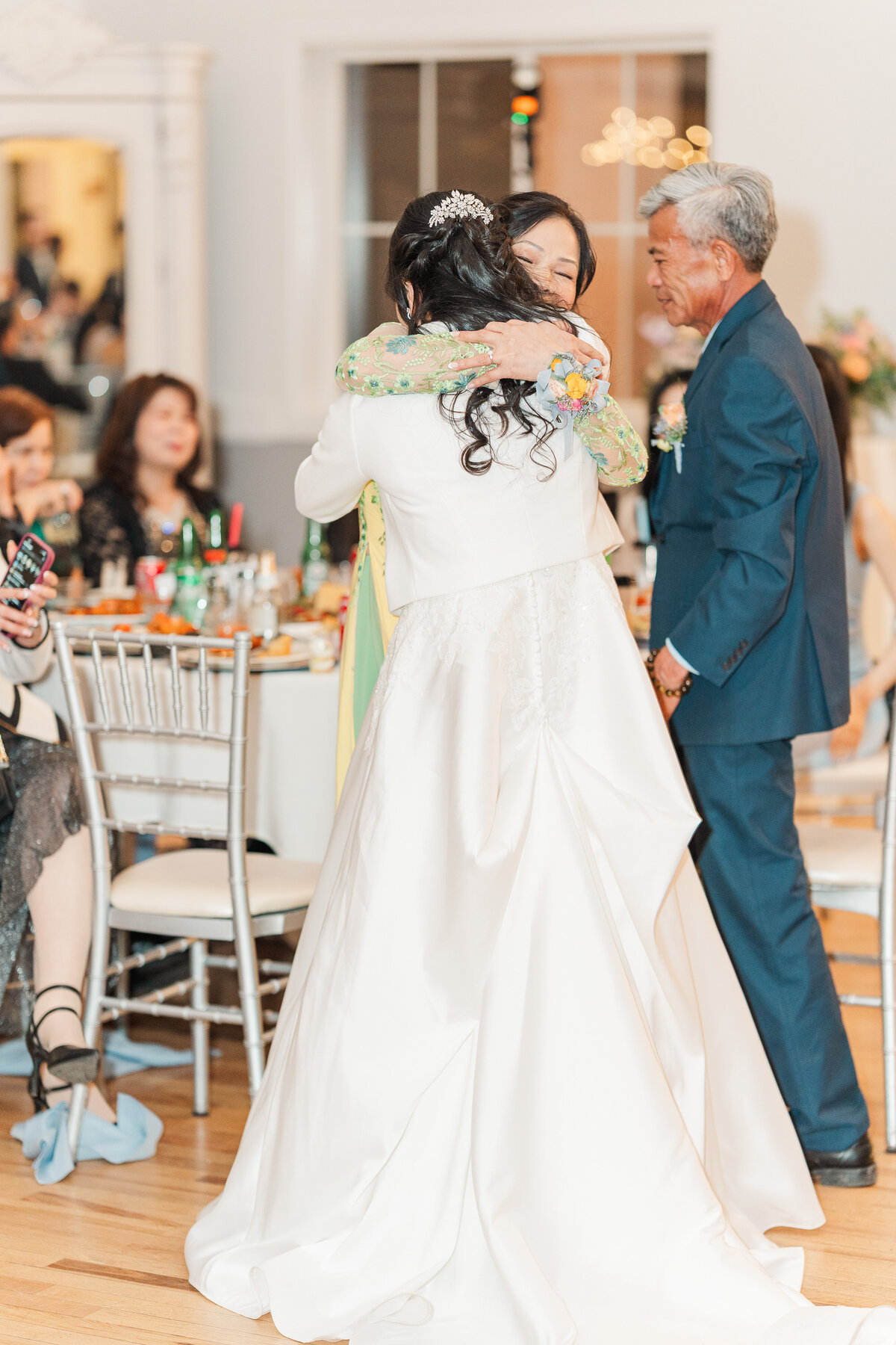 Chateaux at Fox Meadows Colorful Spring Wedding Light and Airy Elena Spraguer Photography  0183