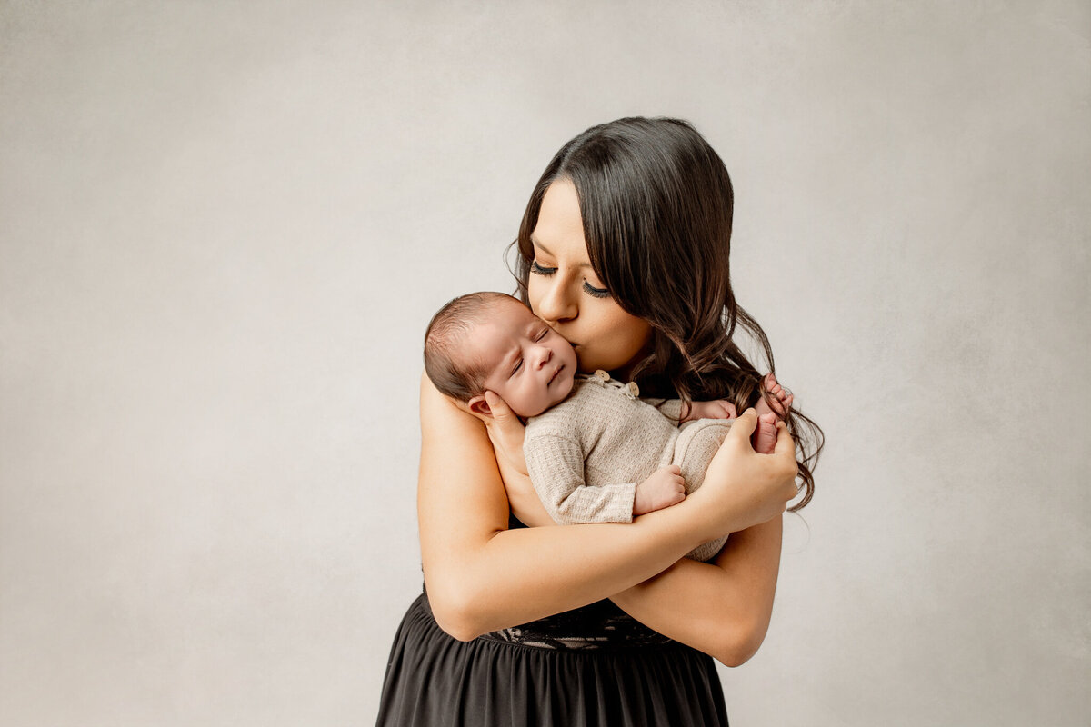 Farmington AR motherhood photography, newborn photoshoot Pleasant Grove AR