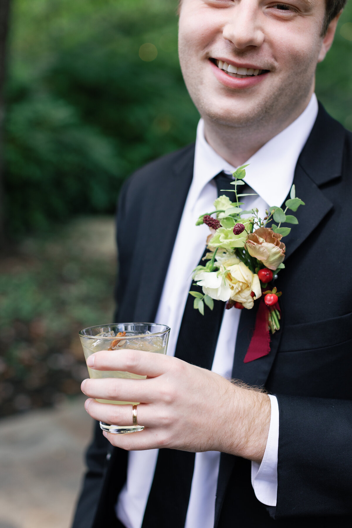 groom-holding-cocktail