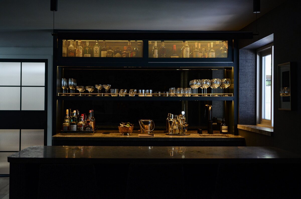 FRYMAN-BAR-BACKLIT