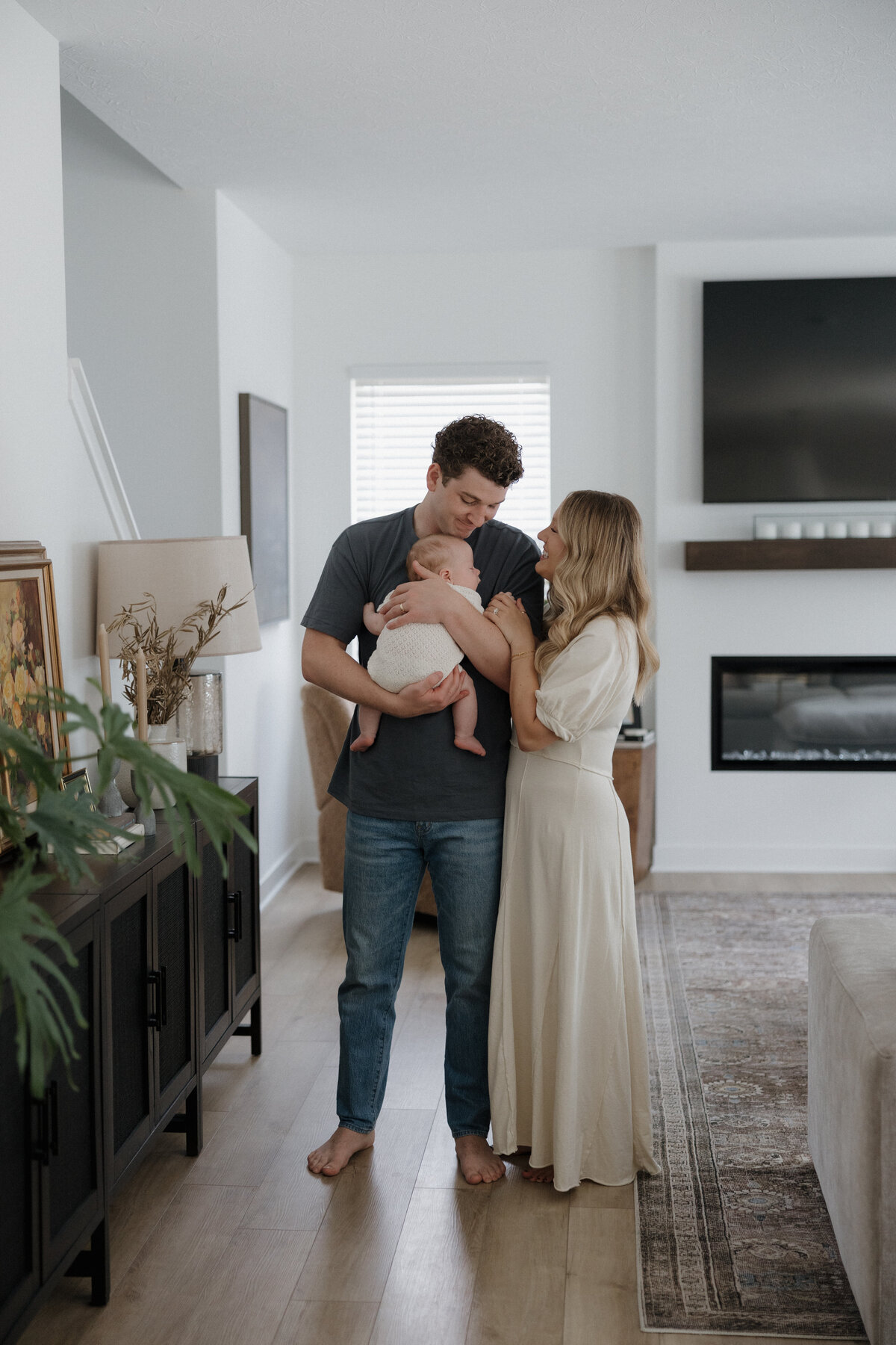 Indianapolis lifestyle family photography newborn session