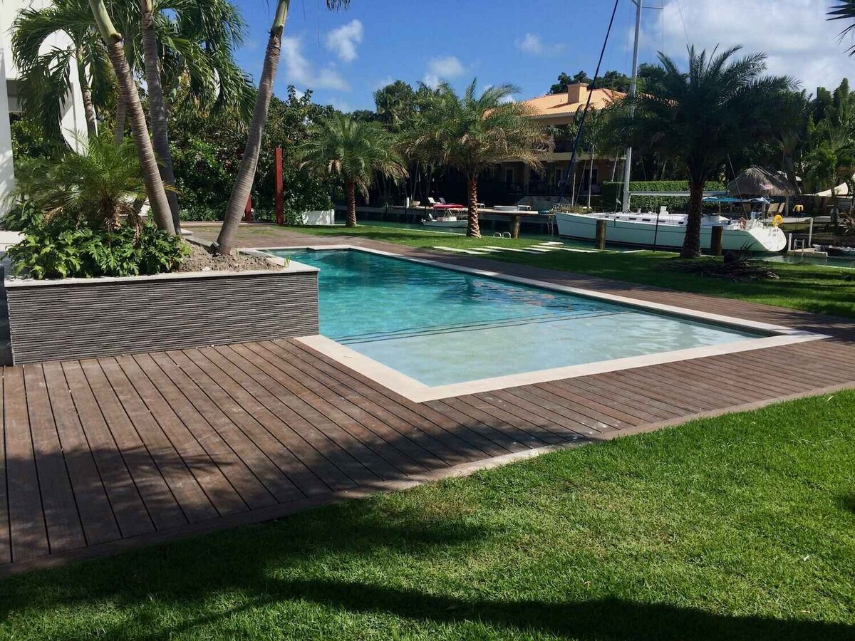 tanning-ledge-and-wood-deck