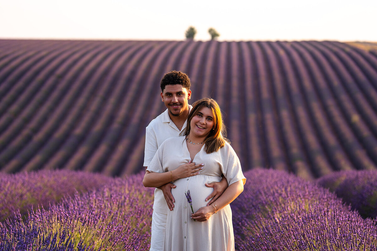 shooting-grossesse-couple-lavandes-provence93