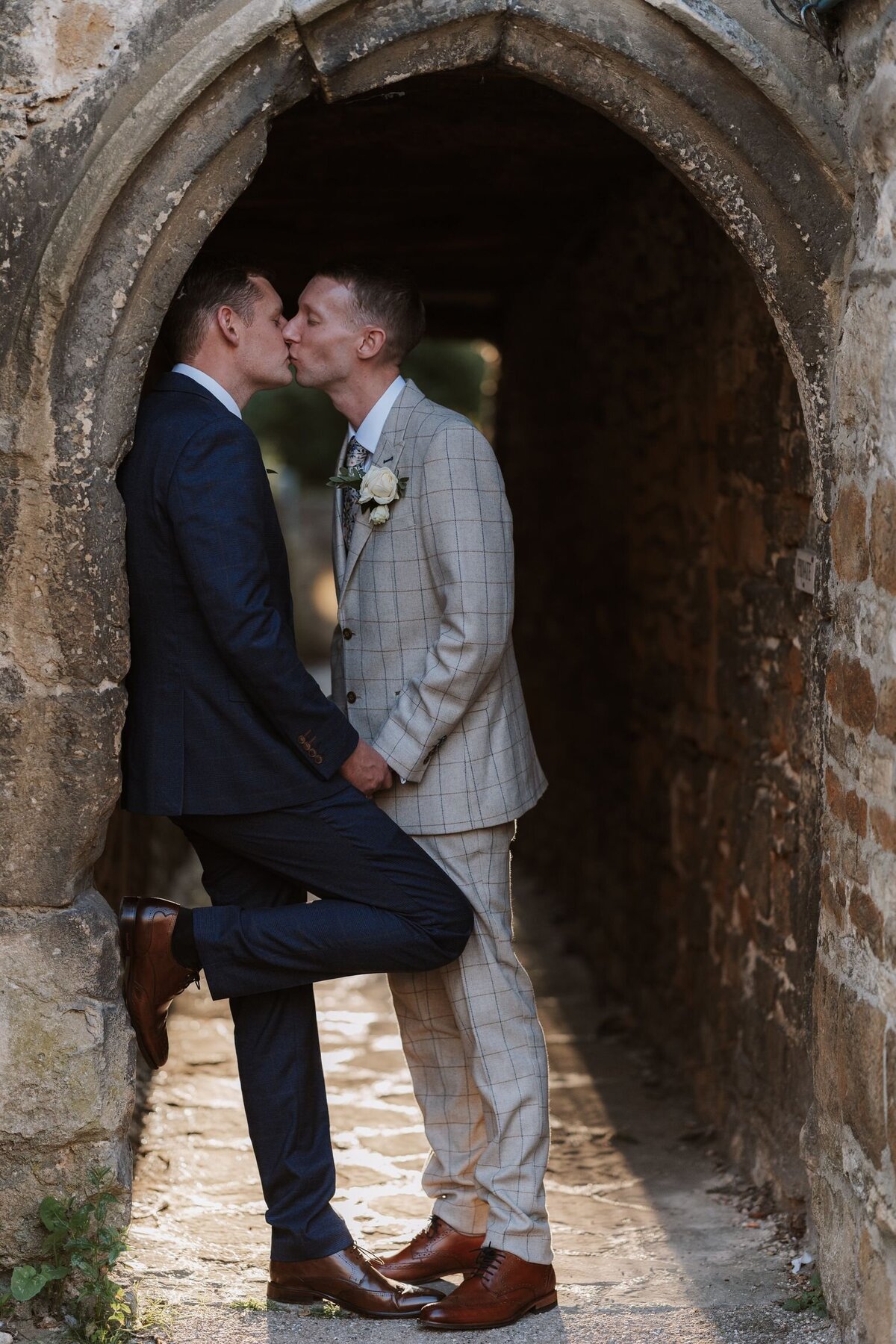 Couple portraits on the cobble streets of Burford