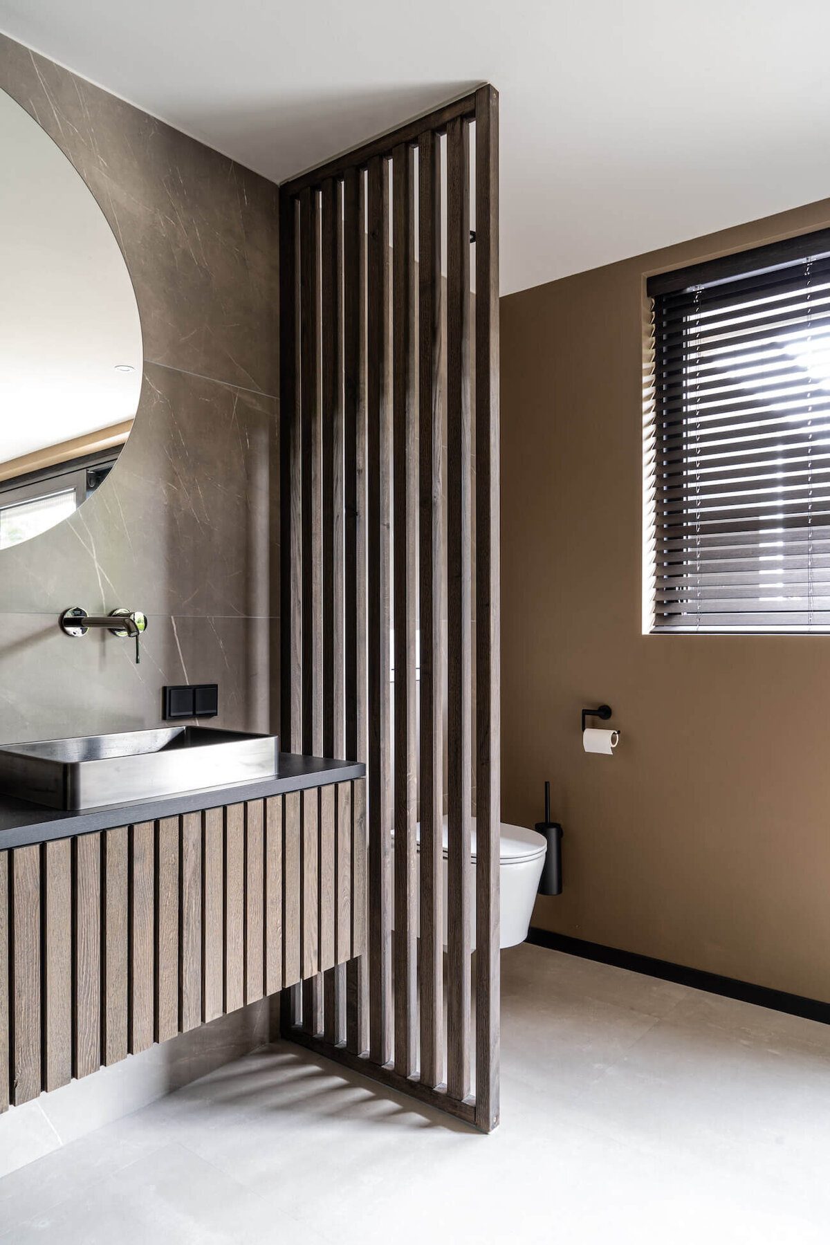Ontwerp donker hout badkamer hotel chique Marlinde Interieurontwerp