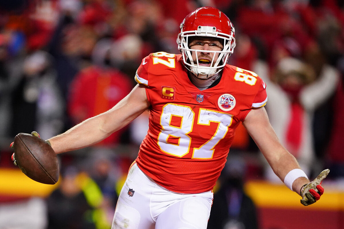 kansas-city-sports-photography-chiefs-0006-tight-end-celebrating-on-field