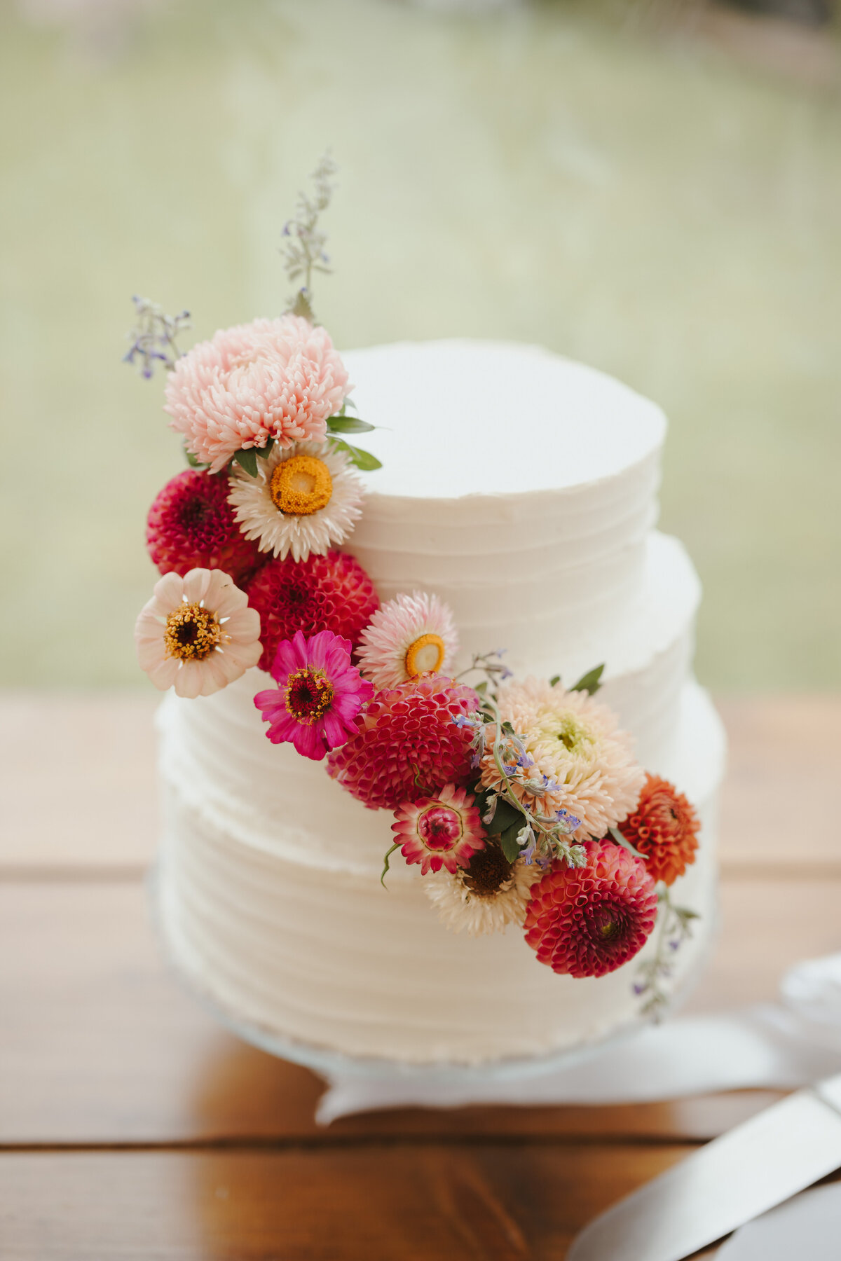 Wedding cake with flowers 