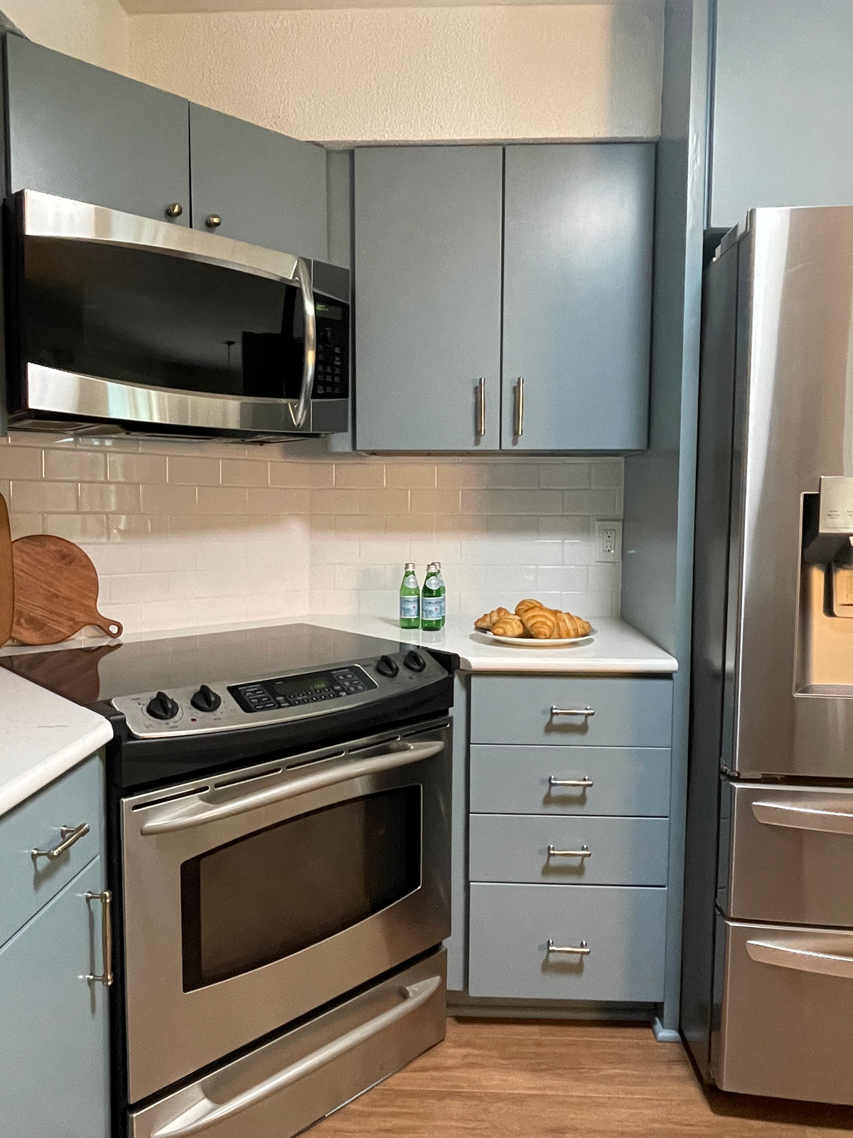 dusti j design blue kitchen